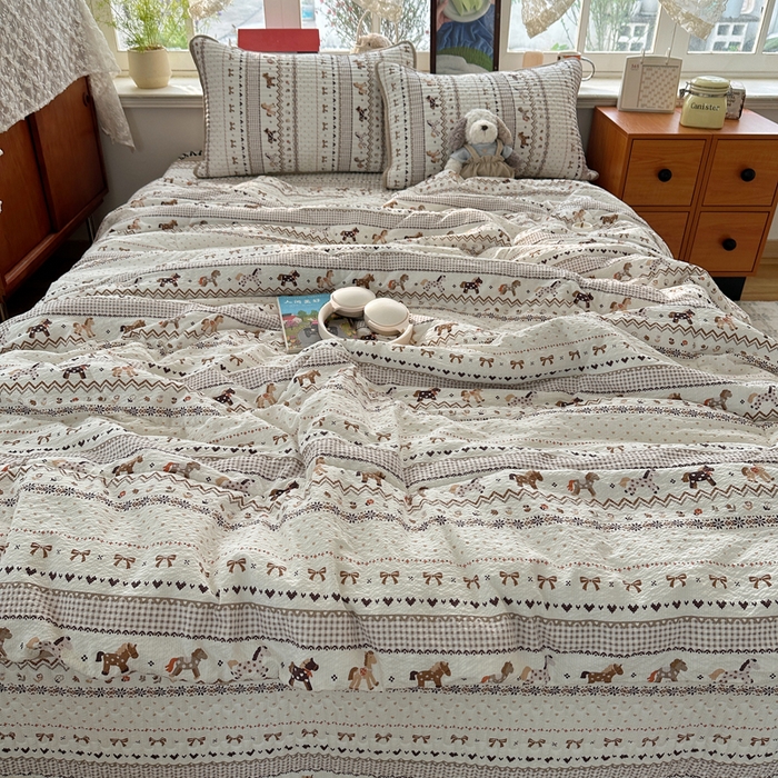 91家纺网 家纺一手货源 找家纺 贝扬思家纺 2026春夏新款高品质A类泡芙纱床盖夏被夏凉被空调被四件套-青提系列 青提-栗色木马纹