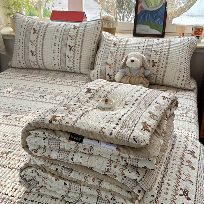 91家纺网 家纺一手货源 找家纺 贝扬思家纺 2026春夏新款高品质A类泡芙纱床盖夏被夏凉被空调被四件套-青提系列 青提-栗色木马纹