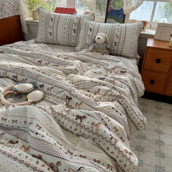 91家纺网 家纺一手货源 找家纺 贝扬思家纺 2026春夏新款高品质A类泡芙纱床盖夏被夏凉被空调被四件套-青提系列 青提-栗色木马纹