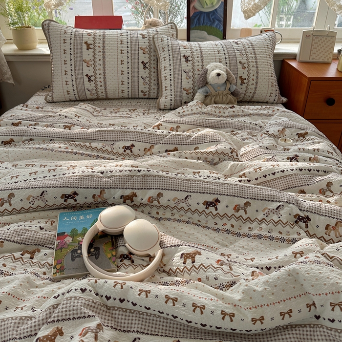 91家纺网 家纺一手货源 找家纺 贝扬思家纺 2026春夏新款高品质A类泡芙纱床盖夏被夏凉被空调被四件套-青提系列 青提-栗色木马纹