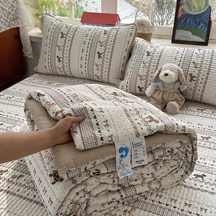 91家纺网 家纺一手货源 找家纺 贝扬思家纺 2026春夏新款高品质A类泡芙纱床盖夏被夏凉被空调被四件套-青提系列 青提-栗色木马纹