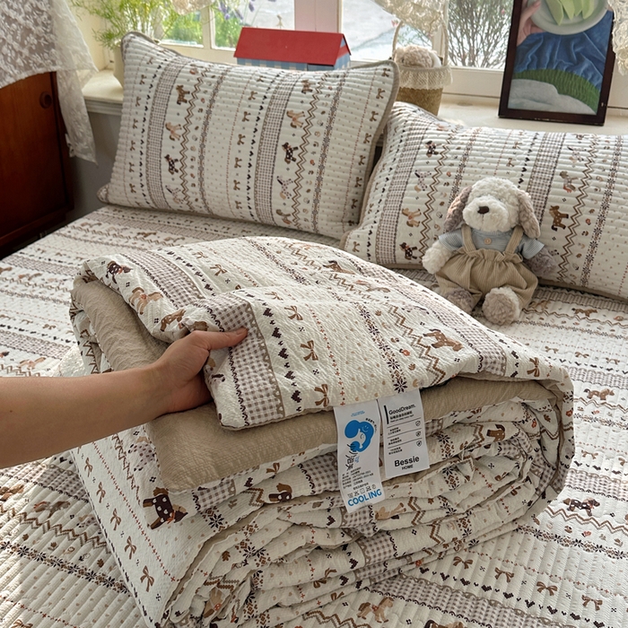 91家纺网 家纺一手货源 找家纺 贝扬思家纺 2026春夏新款高品质A类泡芙纱床盖夏被夏凉被空调被四件套-青提系列 青提-栗色木马纹