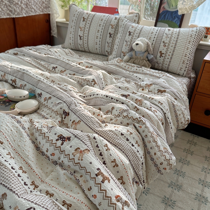 91家纺网 家纺一手货源 找家纺 贝扬思家纺 2026春夏新款高品质A类泡芙纱床盖夏被夏凉被空调被四件套-青提系列 青提-栗色木马纹