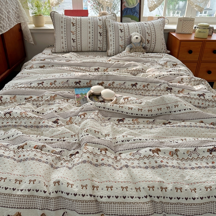 91家纺网 家纺一手货源 找家纺 贝扬思家纺 2026春夏新款高品质A类泡芙纱床盖夏被夏凉被空调被四件套-青提系列 青提-栗色木马纹