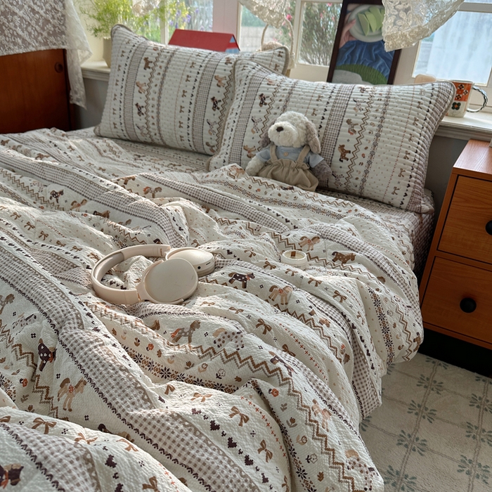 91家纺网 家纺一手货源 找家纺 贝扬思家纺 2026春夏新款高品质A类泡芙纱床盖夏被夏凉被空调被四件套-青提系列 青提-栗色木马纹