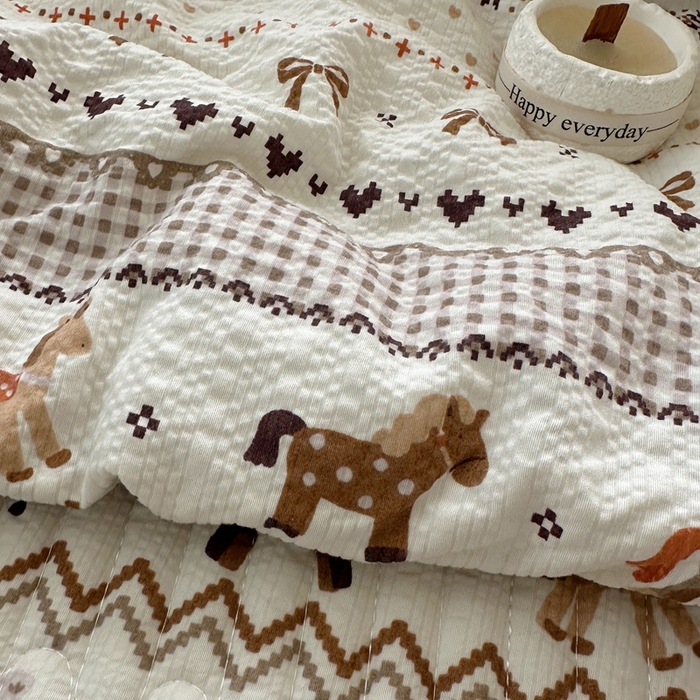 91家纺网 家纺一手货源 找家纺 贝扬思家纺 2026春夏新款高品质A类泡芙纱床盖夏被夏凉被空调被四件套-青提系列 青提-栗色木马纹