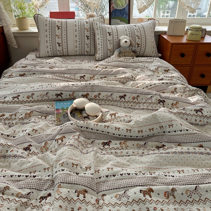 91家纺网 家纺一手货源 找家纺 贝扬思家纺 2026春夏新款高品质A类泡芙纱床盖夏被夏凉被空调被四件套-青提系列 青提-栗色木马纹