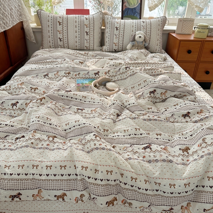 91家纺网 家纺一手货源 找家纺 贝扬思家纺 2026春夏新款高品质A类泡芙纱床盖夏被夏凉被空调被四件套-青提系列 青提-栗色木马纹