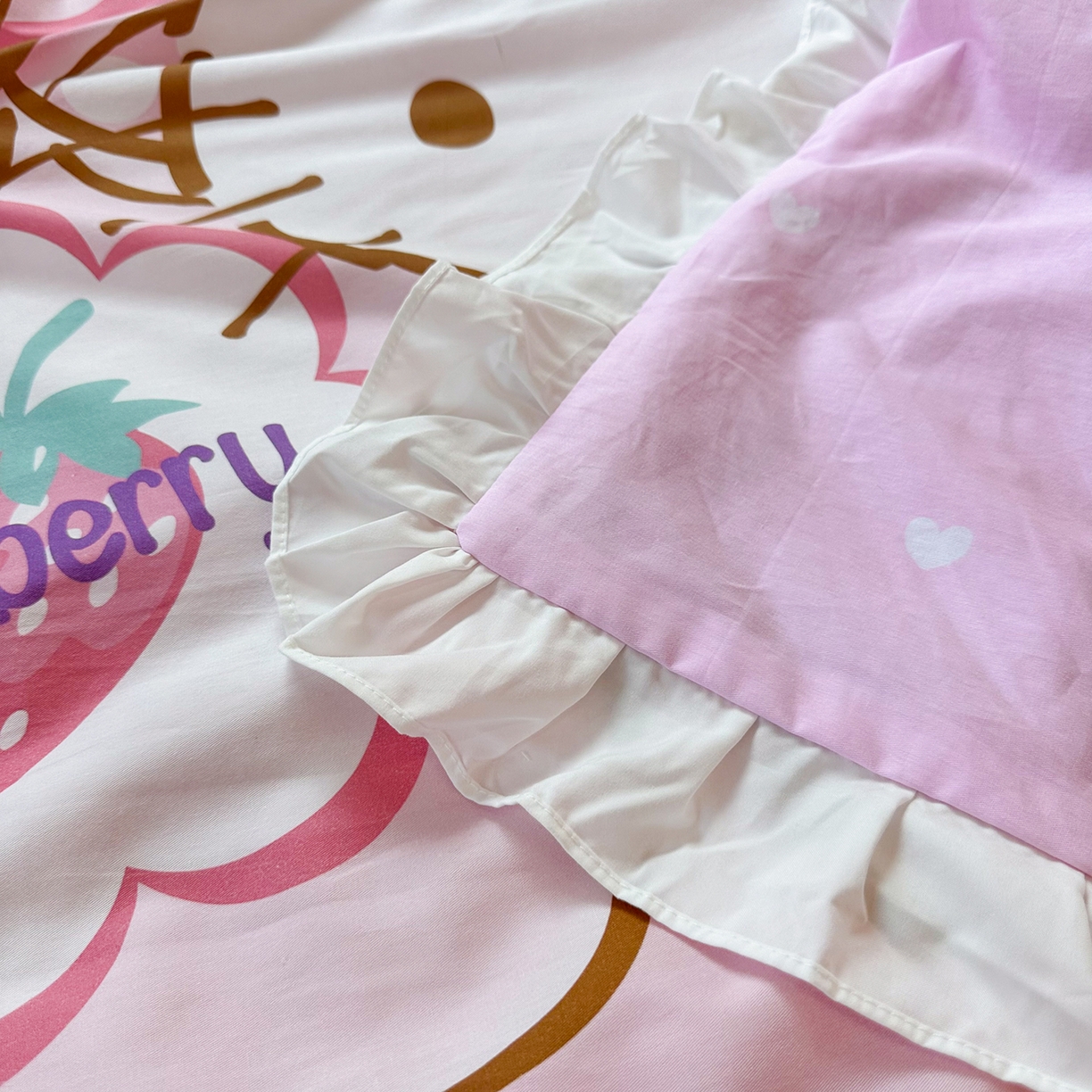 91家纺网 家纺一手货源 找家纺 玉元坊 2026新款三丽鸥正版授权凯蒂猫床单床笠床裙全棉纯棉三四件套 草莓糖果凯蒂猫-白花边