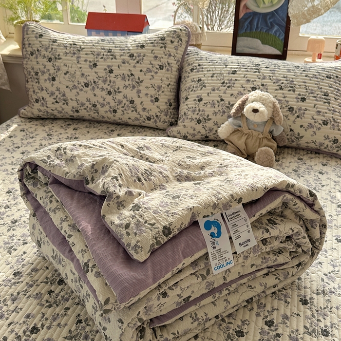 91家纺网 家纺一手货源 找家纺 贝扬思家纺 2026春夏新款高品质A类泡芙纱床盖夏被夏凉被空调被四件套-青提系列 青提-秘境小紫猫