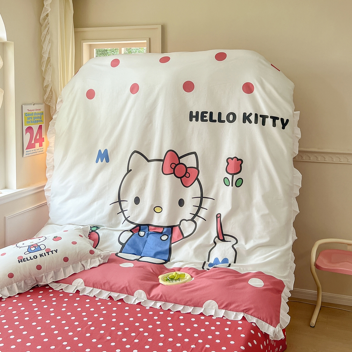 91家纺网 家纺一手货源 找家纺 玉元坊 2026新款三丽鸥正版授权凯蒂猫床单床笠床裙全棉纯棉三四件套 大版苹果KT-白花边