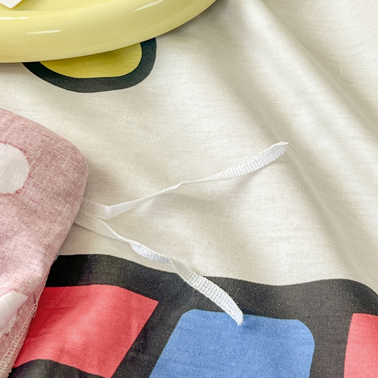 91家纺网 家纺一手货源 找家纺 玉元坊 2026新款三丽鸥正版授权凯蒂猫床单床笠床裙全棉纯棉三四件套 大版苹果KT-白花边