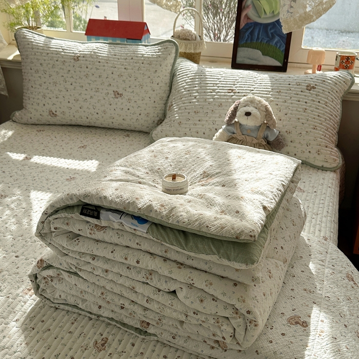 91家纺网 家纺一手货源 找家纺 贝扬思家纺 2026春夏新款高品质A类泡芙纱床盖夏被夏凉被空调被四件套-青提系列 青提-木马小花团