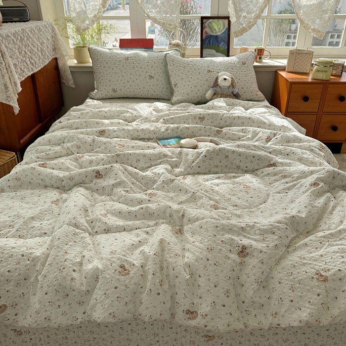 91家纺网 家纺一手货源 找家纺 贝扬思家纺 2026春夏新款高品质A类泡芙纱床盖夏被夏凉被空调被四件套-青提系列 青提-木马小花团