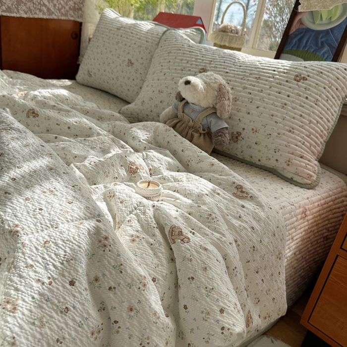 91家纺网 家纺一手货源 找家纺 贝扬思家纺 2026春夏新款高品质A类泡芙纱床盖夏被夏凉被空调被四件套-青提系列 青提-木马小花团