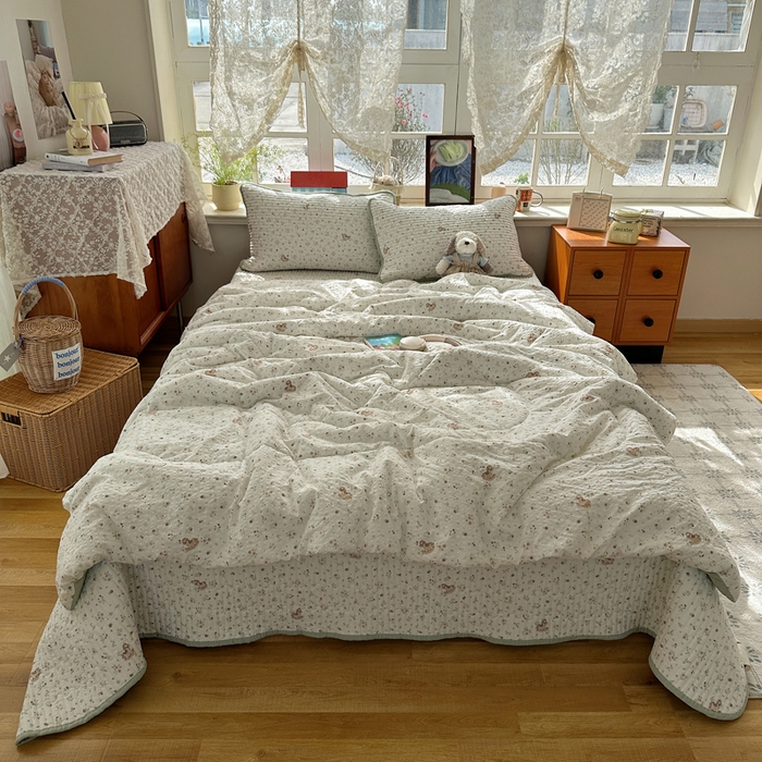 91家纺网 家纺一手货源 找家纺 贝扬思家纺 2026春夏新款高品质A类泡芙纱床盖夏被夏凉被空调被四件套-青提系列 青提-木马小花团