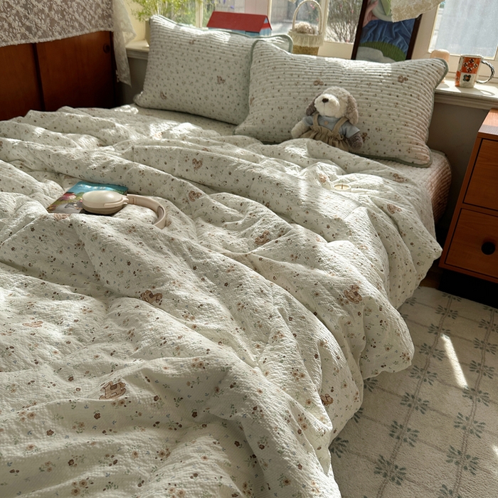 91家纺网 家纺一手货源 找家纺 贝扬思家纺 2026春夏新款高品质A类泡芙纱床盖夏被夏凉被空调被四件套-青提系列 青提-木马小花团