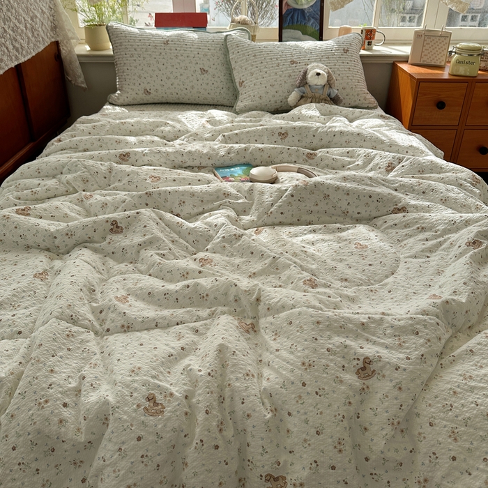 91家纺网 家纺一手货源 找家纺 贝扬思家纺 2026春夏新款高品质A类泡芙纱床盖夏被夏凉被空调被四件套-青提系列 青提-木马小花团