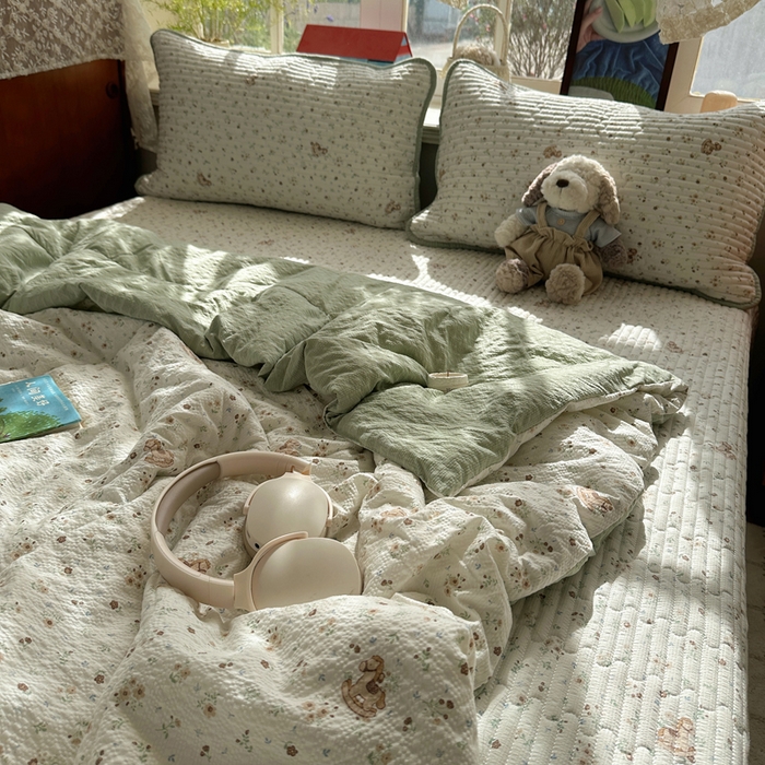 91家纺网 家纺一手货源 找家纺 贝扬思家纺 2026春夏新款高品质A类泡芙纱床盖夏被夏凉被空调被四件套-青提系列 青提-木马小花团