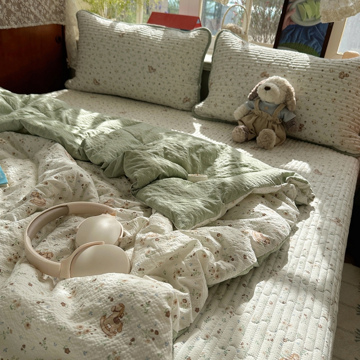 91家纺网 家纺一手货源 找家纺 贝扬思家纺 2026春夏新款高品质A类泡芙纱床盖夏被夏凉被空调被四件套-青提系列 青提-木马小花团