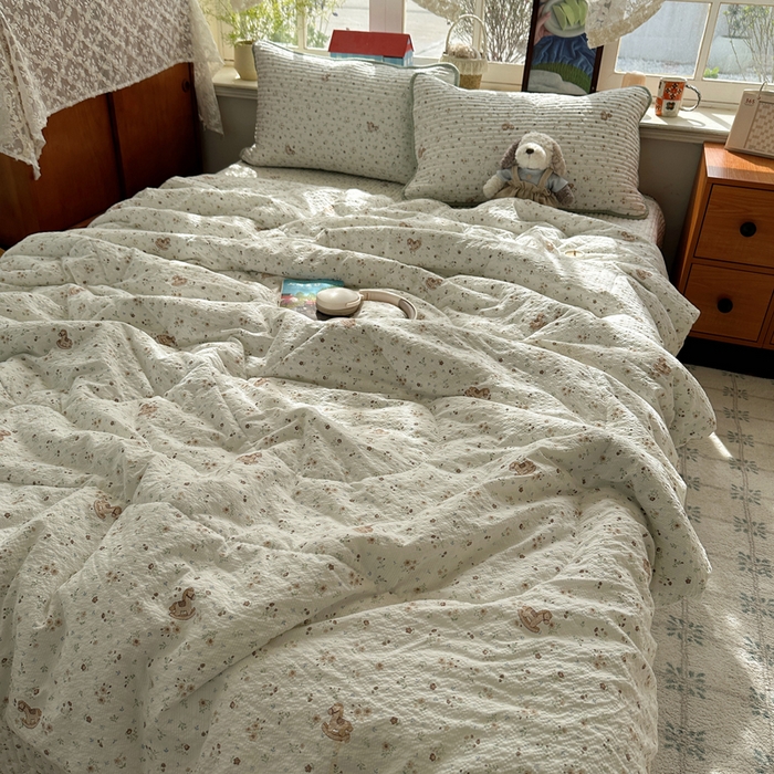 91家纺网 家纺一手货源 找家纺 贝扬思家纺 2026春夏新款高品质A类泡芙纱床盖夏被夏凉被空调被四件套-青提系列 青提-木马小花团