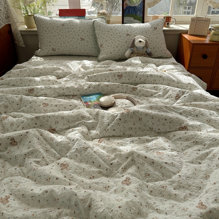 91家纺网 家纺一手货源 找家纺 贝扬思家纺 2026春夏新款高品质A类泡芙纱床盖夏被夏凉被空调被四件套-青提系列 青提-木马小花团