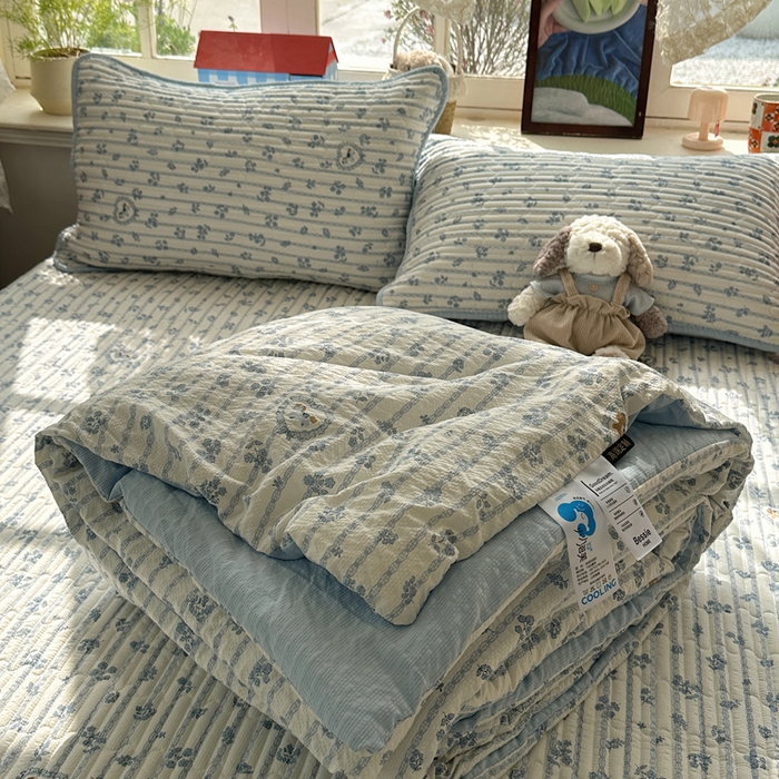 91家纺网 家纺一手货源 找家纺 贝扬思家纺 2026春夏新款高品质A类泡芙纱床盖夏被夏凉被空调被四件套-青提系列 青提-浅蓝花织