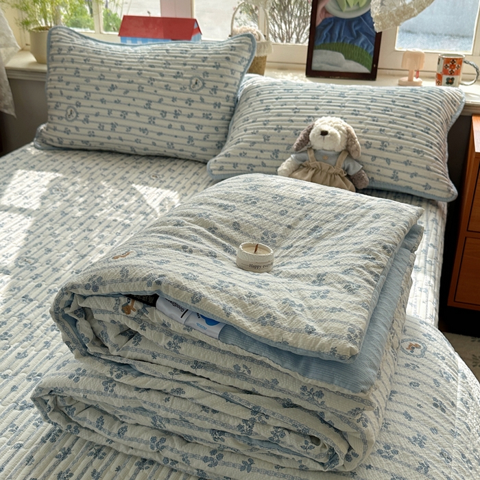 91家纺网 家纺一手货源 找家纺 贝扬思家纺 2026春夏新款高品质A类泡芙纱床盖夏被夏凉被空调被四件套-青提系列 青提-浅蓝花织