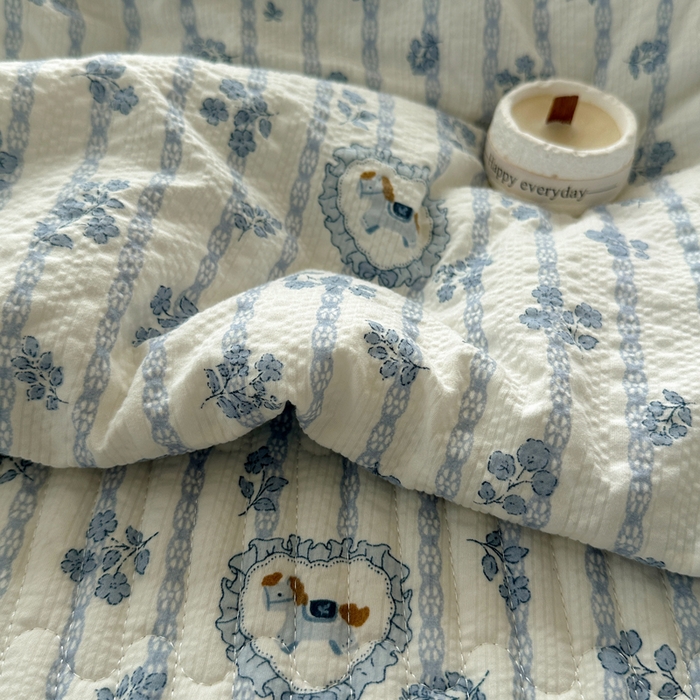 91家纺网 家纺一手货源 找家纺 贝扬思家纺 2026春夏新款高品质A类泡芙纱床盖夏被夏凉被空调被四件套-青提系列 青提-浅蓝花织