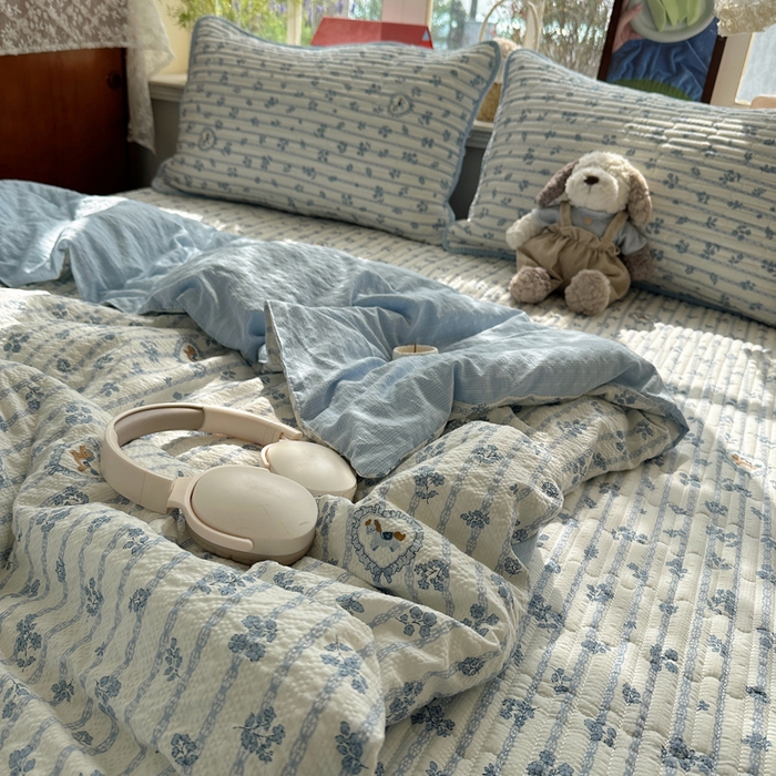 91家纺网 家纺一手货源 找家纺 贝扬思家纺 2026春夏新款高品质A类泡芙纱床盖夏被夏凉被空调被四件套-青提系列 青提-浅蓝花织