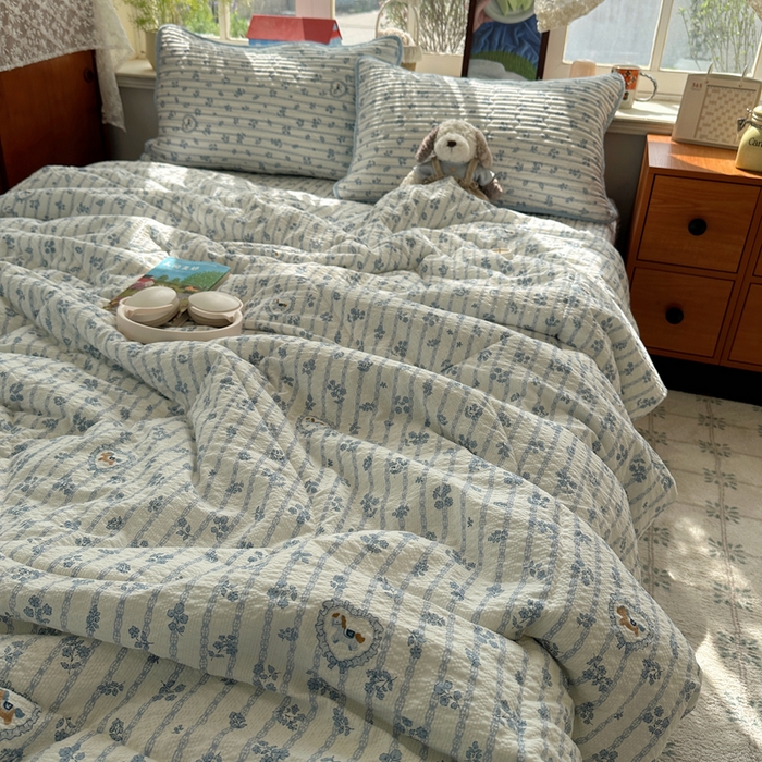 91家纺网 家纺一手货源 找家纺 贝扬思家纺 2026春夏新款高品质A类泡芙纱床盖夏被夏凉被空调被四件套-青提系列 青提-浅蓝花织