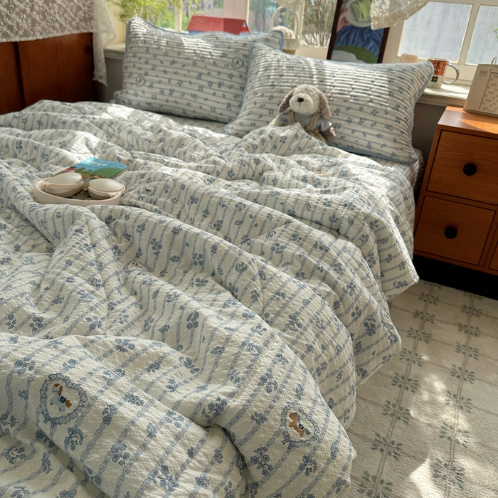 91家纺网 家纺一手货源 找家纺 贝扬思家纺 2026春夏新款高品质A类泡芙纱床盖夏被夏凉被空调被四件套-青提系列 青提-浅蓝花织