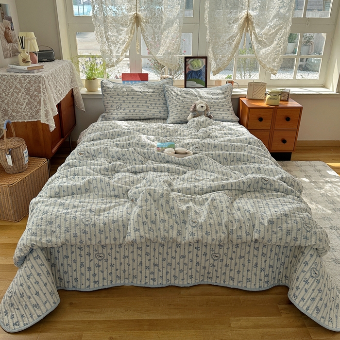 91家纺网 家纺一手货源 找家纺 贝扬思家纺 2026春夏新款高品质A类泡芙纱床盖夏被夏凉被空调被四件套-青提系列 青提-浅蓝花织