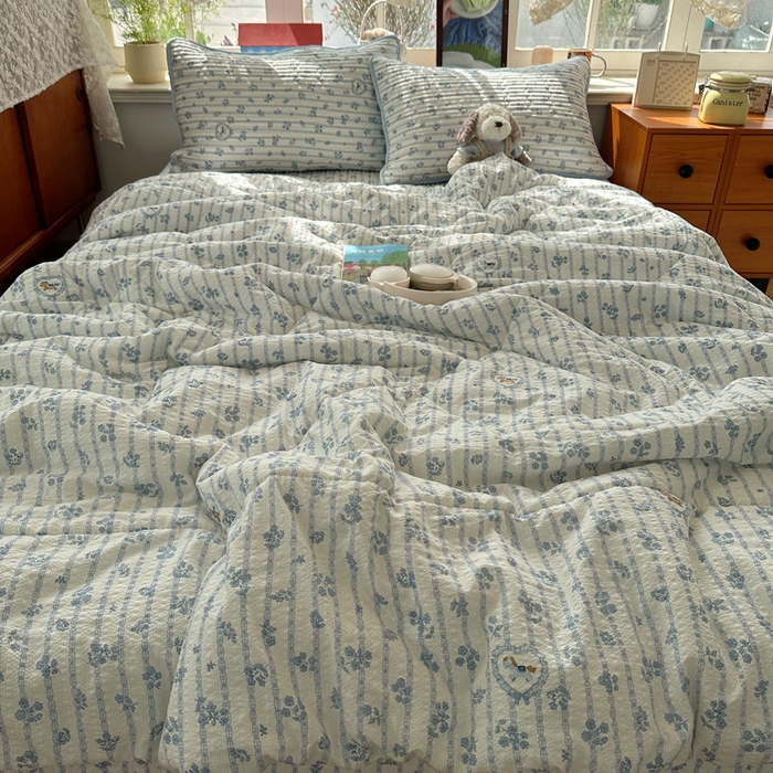 91家纺网 家纺一手货源 找家纺 贝扬思家纺 2026春夏新款高品质A类泡芙纱床盖夏被夏凉被空调被四件套-青提系列 青提-浅蓝花织