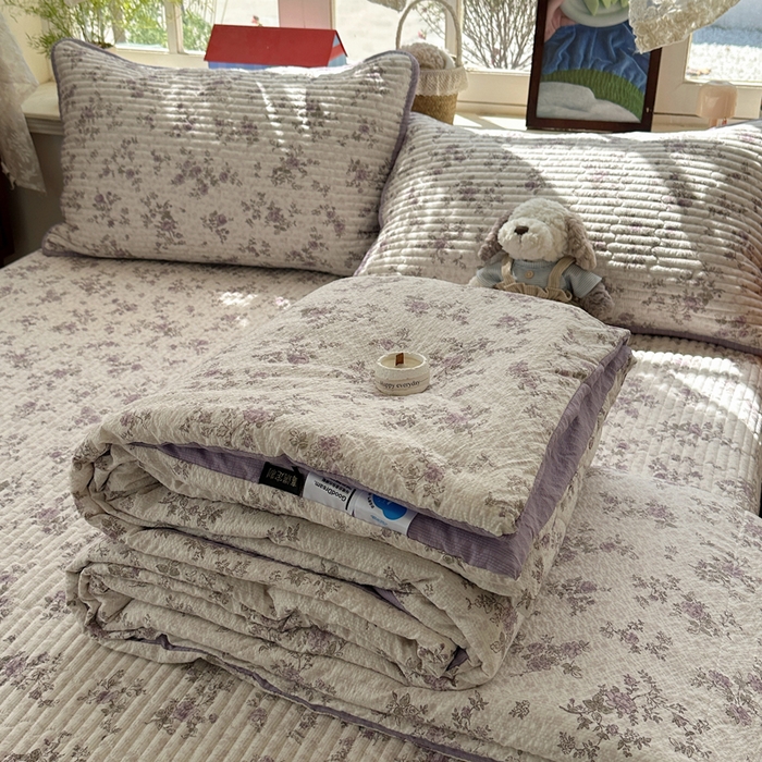 91家纺网 家纺一手货源 找家纺 贝扬思家纺 2026春夏新款高品质A类泡芙纱床盖夏被夏凉被空调被四件套-青提系列 青提-柔紫碎花屿