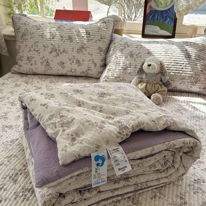 91家纺网 家纺一手货源 找家纺 贝扬思家纺 2026春夏新款高品质A类泡芙纱床盖夏被夏凉被空调被四件套-青提系列 青提-柔紫碎花屿