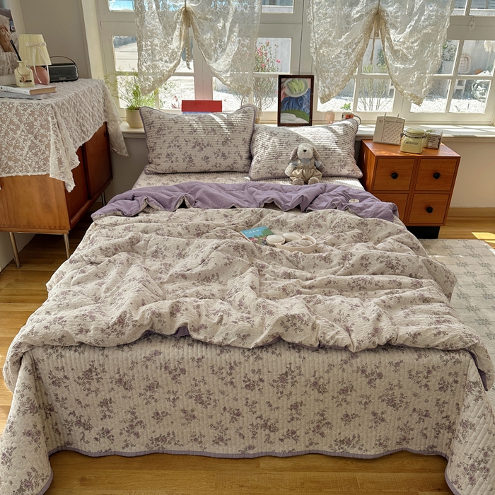 91家纺网 家纺一手货源 找家纺 贝扬思家纺 2026春夏新款高品质A类泡芙纱床盖夏被夏凉被空调被四件套-青提系列 青提-柔紫碎花屿