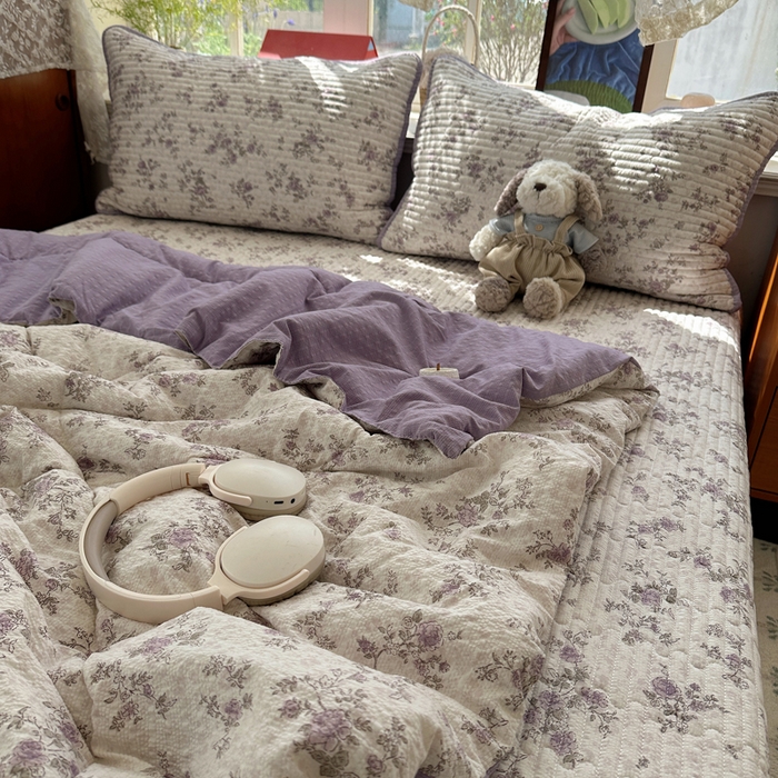 91家纺网 家纺一手货源 找家纺 贝扬思家纺 2026春夏新款高品质A类泡芙纱床盖夏被夏凉被空调被四件套-青提系列 青提-柔紫碎花屿