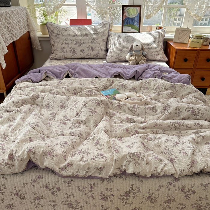 91家纺网 家纺一手货源 找家纺 贝扬思家纺 2026春夏新款高品质A类泡芙纱床盖夏被夏凉被空调被四件套-青提系列 青提-柔紫碎花屿