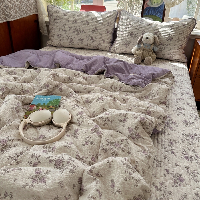 91家纺网 家纺一手货源 找家纺 贝扬思家纺 2026春夏新款高品质A类泡芙纱床盖夏被夏凉被空调被四件套-青提系列 青提-柔紫碎花屿
