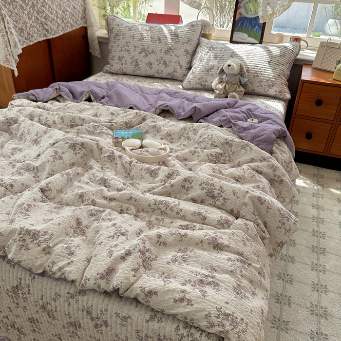 91家纺网 家纺一手货源 找家纺 贝扬思家纺 2026春夏新款高品质A类泡芙纱床盖夏被夏凉被空调被四件套-青提系列 青提-柔紫碎花屿