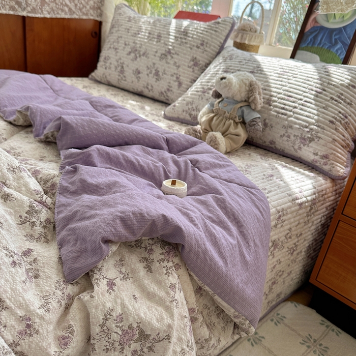 91家纺网 家纺一手货源 找家纺 贝扬思家纺 2026春夏新款高品质A类泡芙纱床盖夏被夏凉被空调被四件套-青提系列 青提-柔紫碎花屿