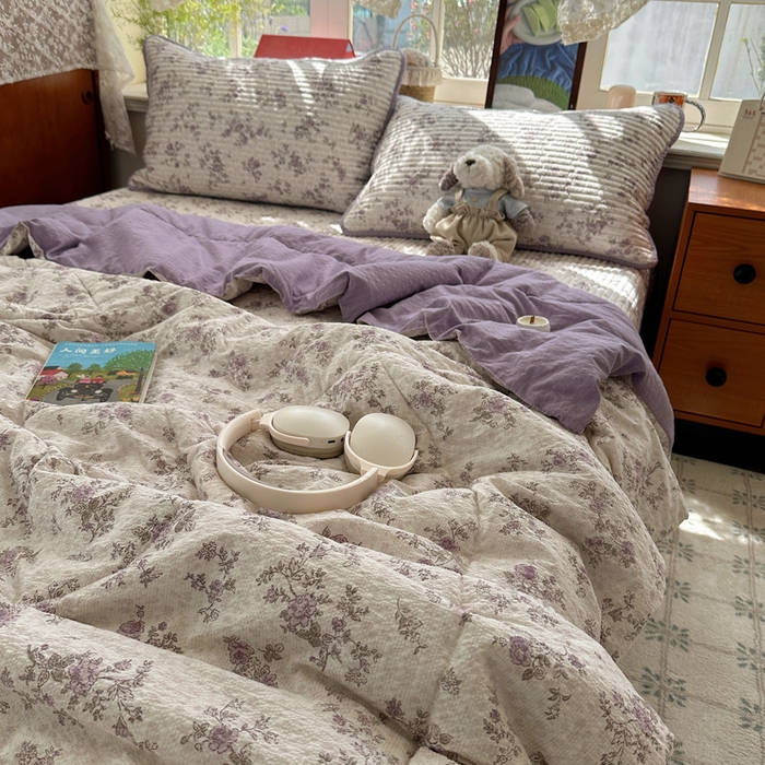 91家纺网 家纺一手货源 找家纺 贝扬思家纺 2026春夏新款高品质A类泡芙纱床盖夏被夏凉被空调被四件套-青提系列 青提-柔紫碎花屿