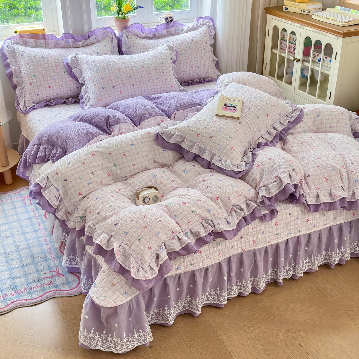 91家纺网 家纺一手货源 找家纺 雅眠居 2026直播爆款泡芙双层纱蕾丝花边被套款床盖款四件套 彩结