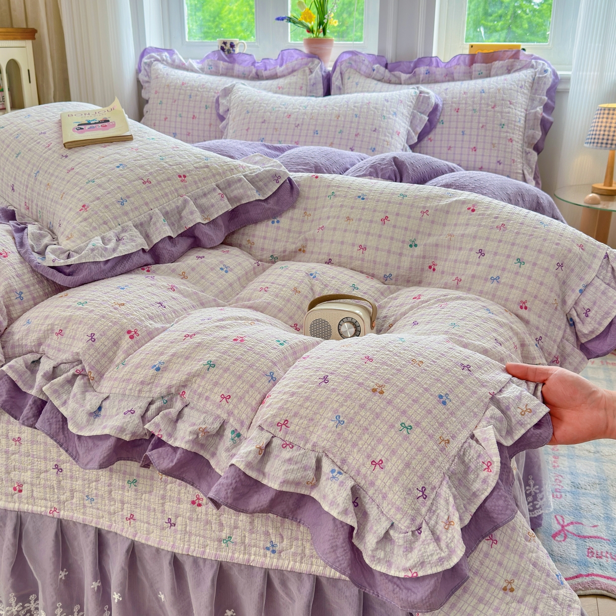 91家纺网 家纺一手货源 找家纺 雅眠居 2026直播爆款泡芙双层纱蕾丝花边被套款床盖款四件套 彩结