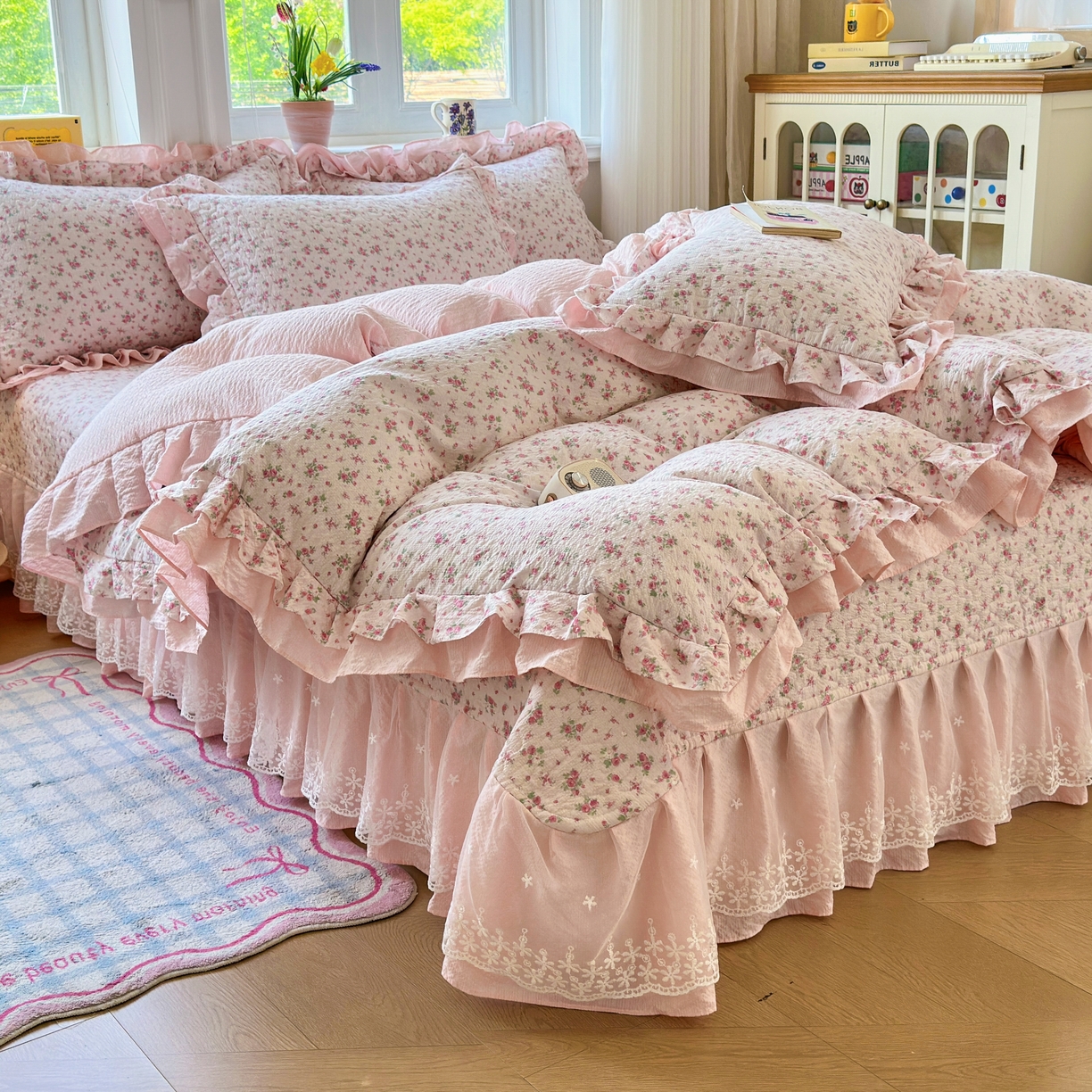 91家纺网 家纺一手货源 找家纺 雅眠居 2026直播爆款泡芙双层纱蕾丝花边被套款床盖款四件套 粉薇