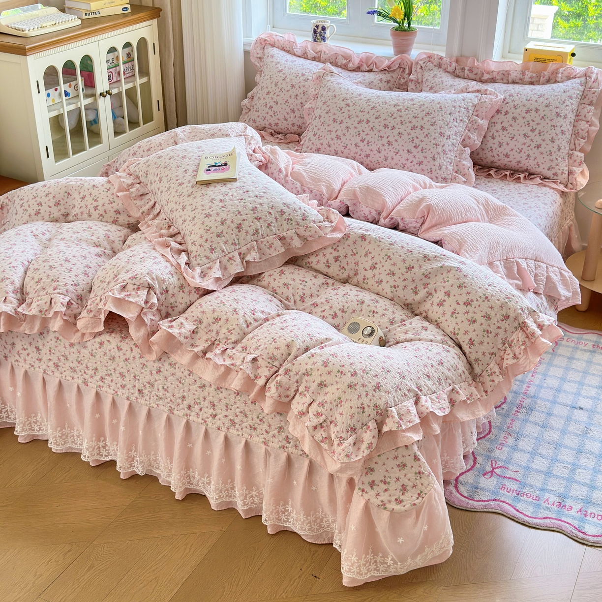 91家纺网 家纺一手货源 找家纺 雅眠居 2026直播爆款泡芙双层纱蕾丝花边被套款床盖款四件套 粉薇