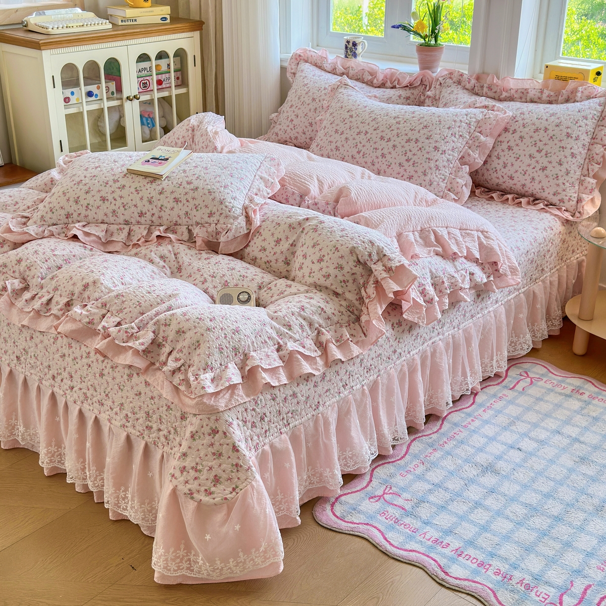 91家纺网 家纺一手货源 找家纺 雅眠居 2026直播爆款泡芙双层纱蕾丝花边被套款床盖款四件套 粉薇