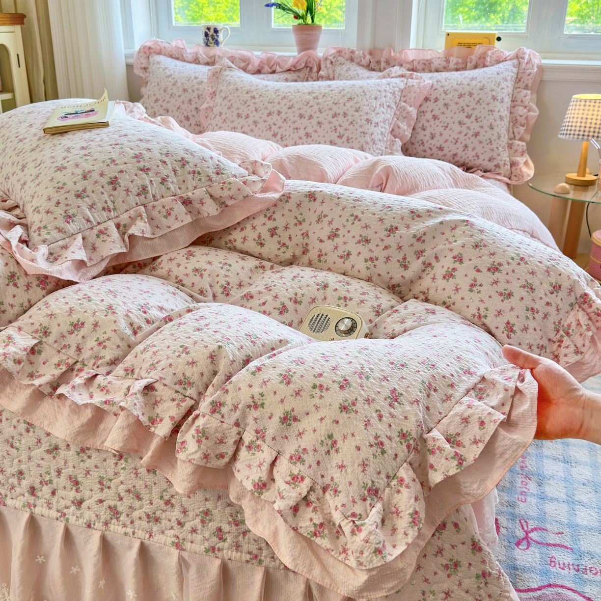 91家纺网 家纺一手货源 找家纺 雅眠居 2026直播爆款泡芙双层纱蕾丝花边被套款床盖款四件套 粉薇