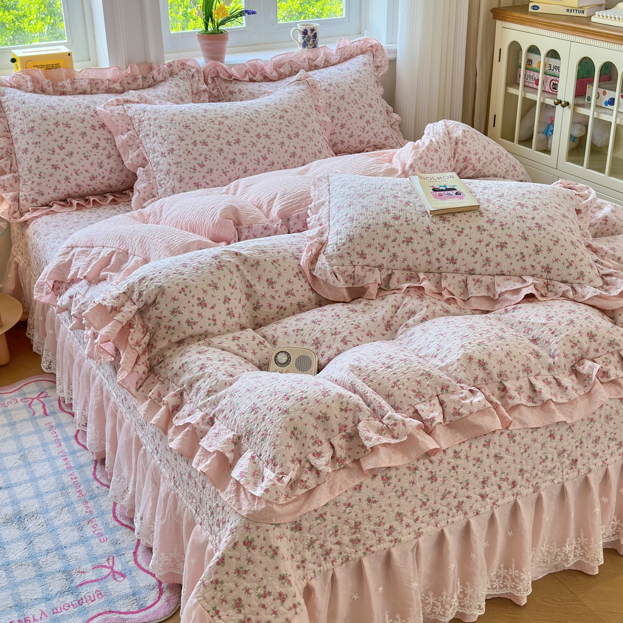 91家纺网 家纺一手货源 找家纺 雅眠居 2026直播爆款泡芙双层纱蕾丝花边被套款床盖款四件套 粉薇